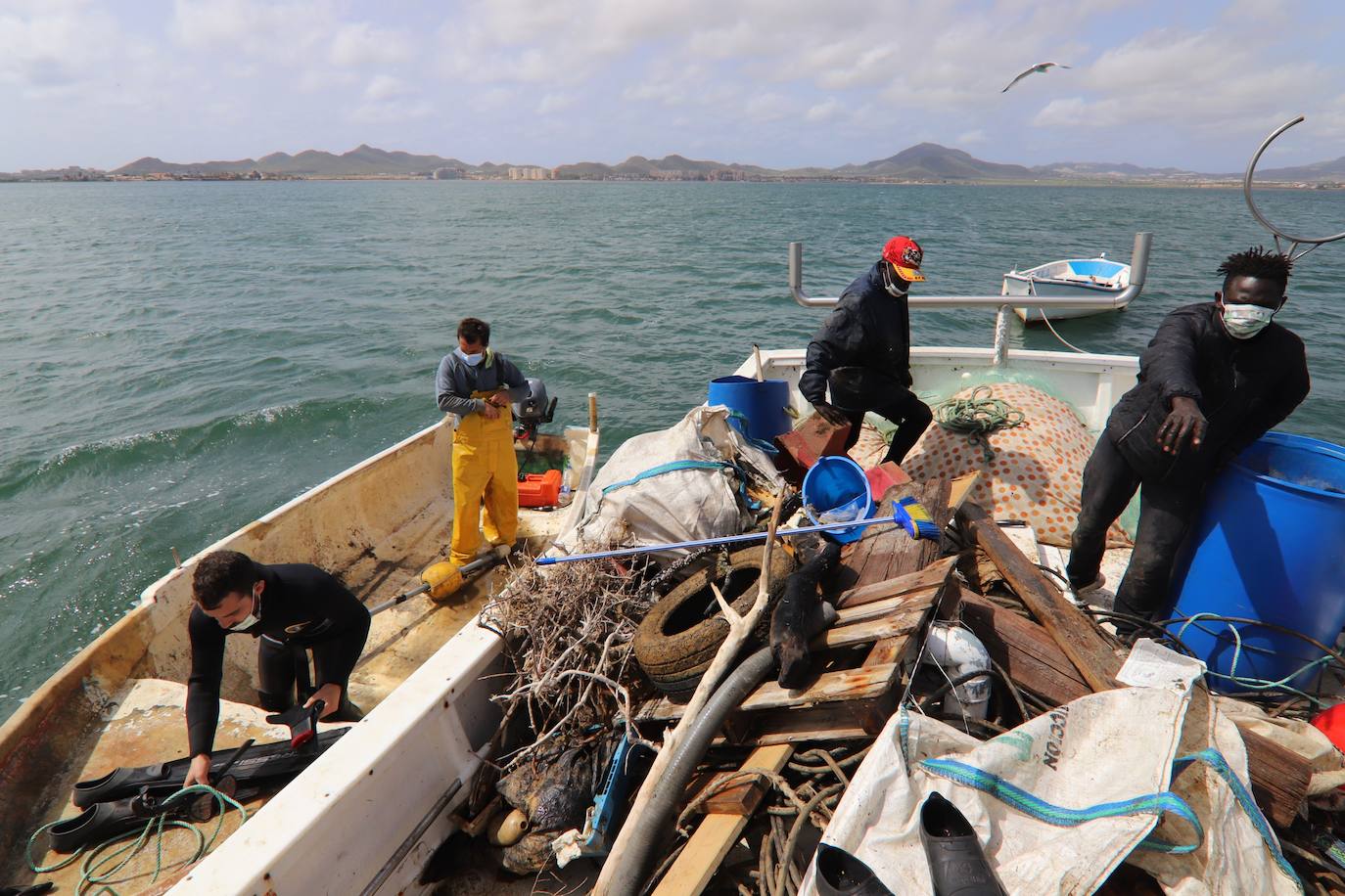 Fotos: Limpieza de residuos en el fondo del Mar Menor