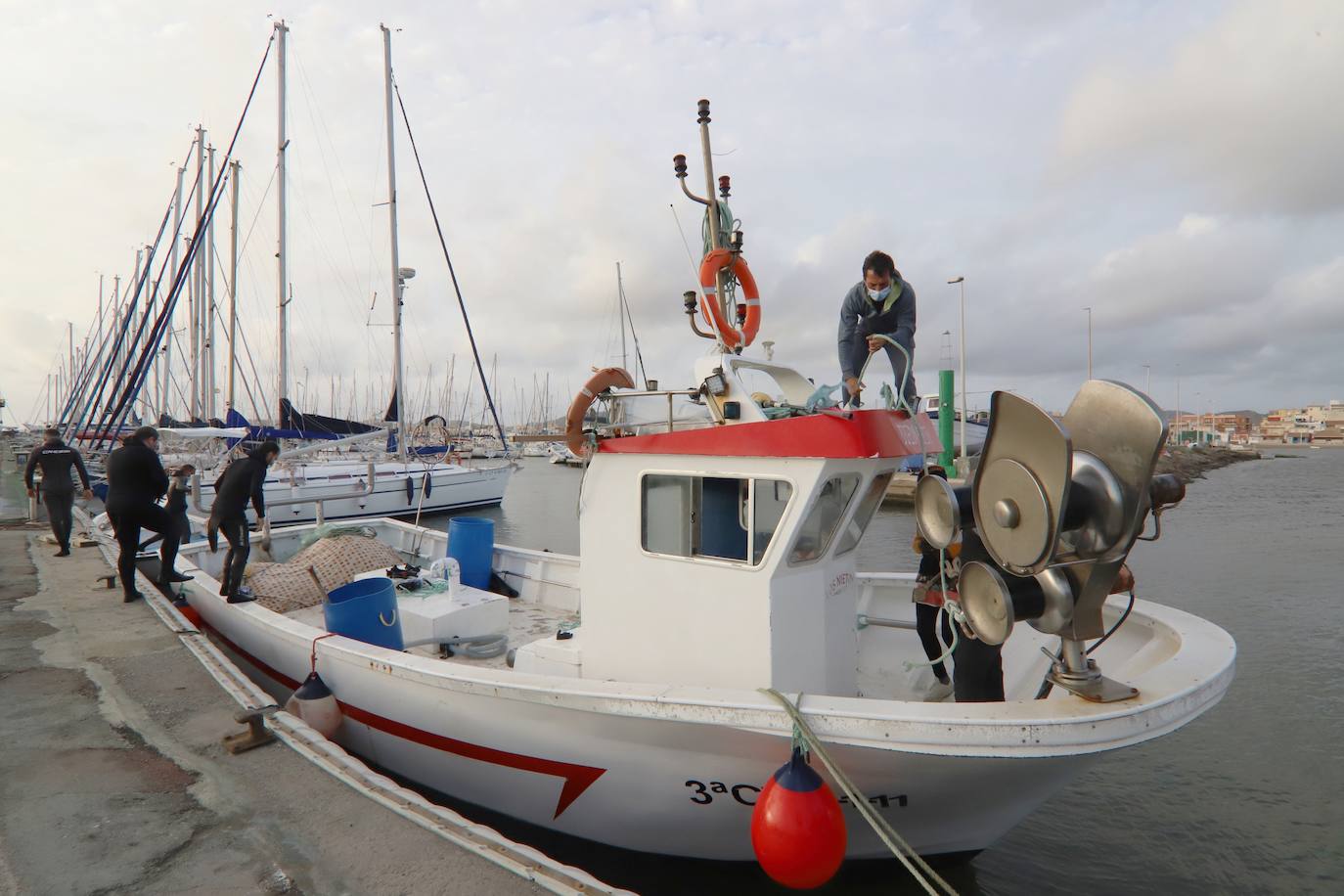 Fotos: Limpieza de residuos en el fondo del Mar Menor