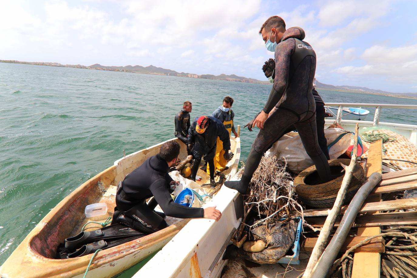 Fotos: Limpieza de residuos en el fondo del Mar Menor