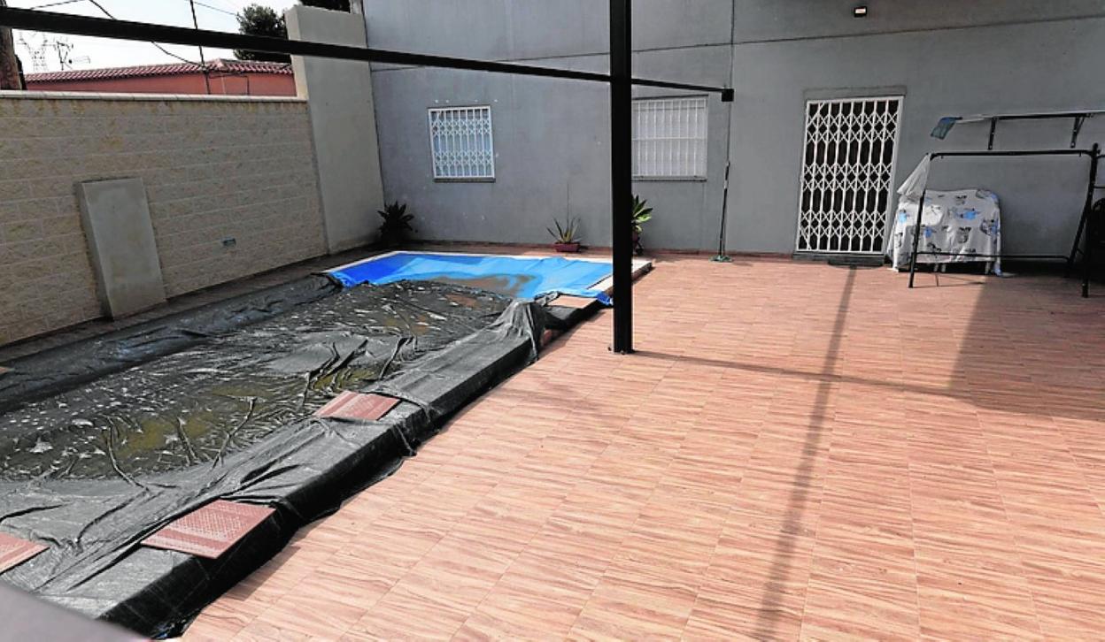 Vista de la piscina construida en la vivienda de Conesa.