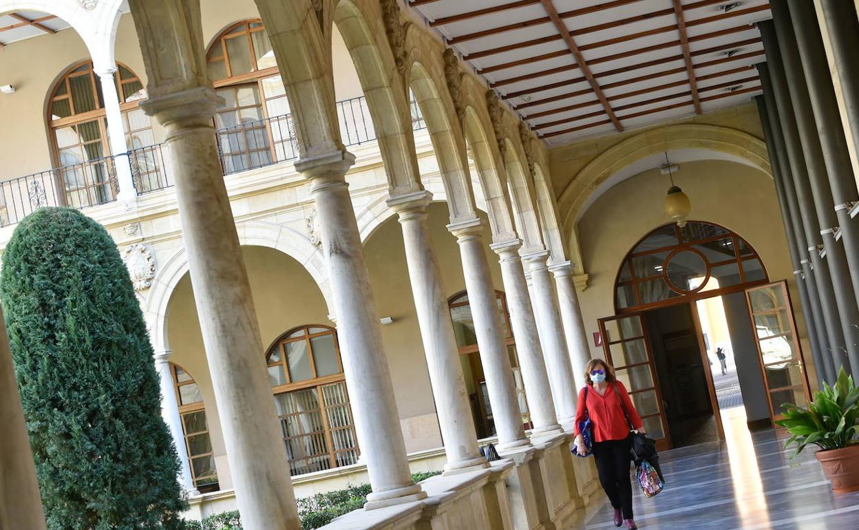 Una mujer camina por el claustro del Campus de la Merced, en una imagen de archivo.