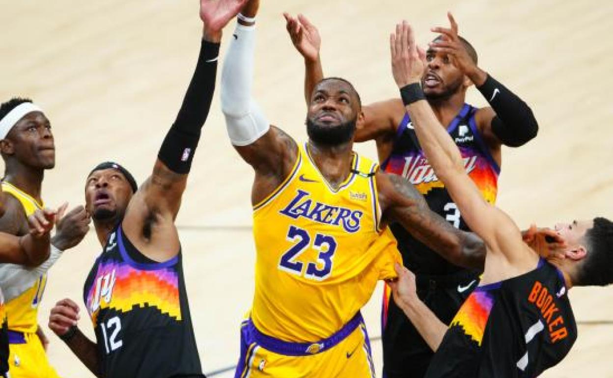 LeBron James, contra la pared en los 'playoffs'