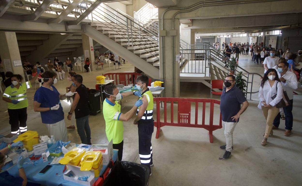 Vacunación en el estadio Enrique Roca, una de las principales sedes de la campaña de vacunación.