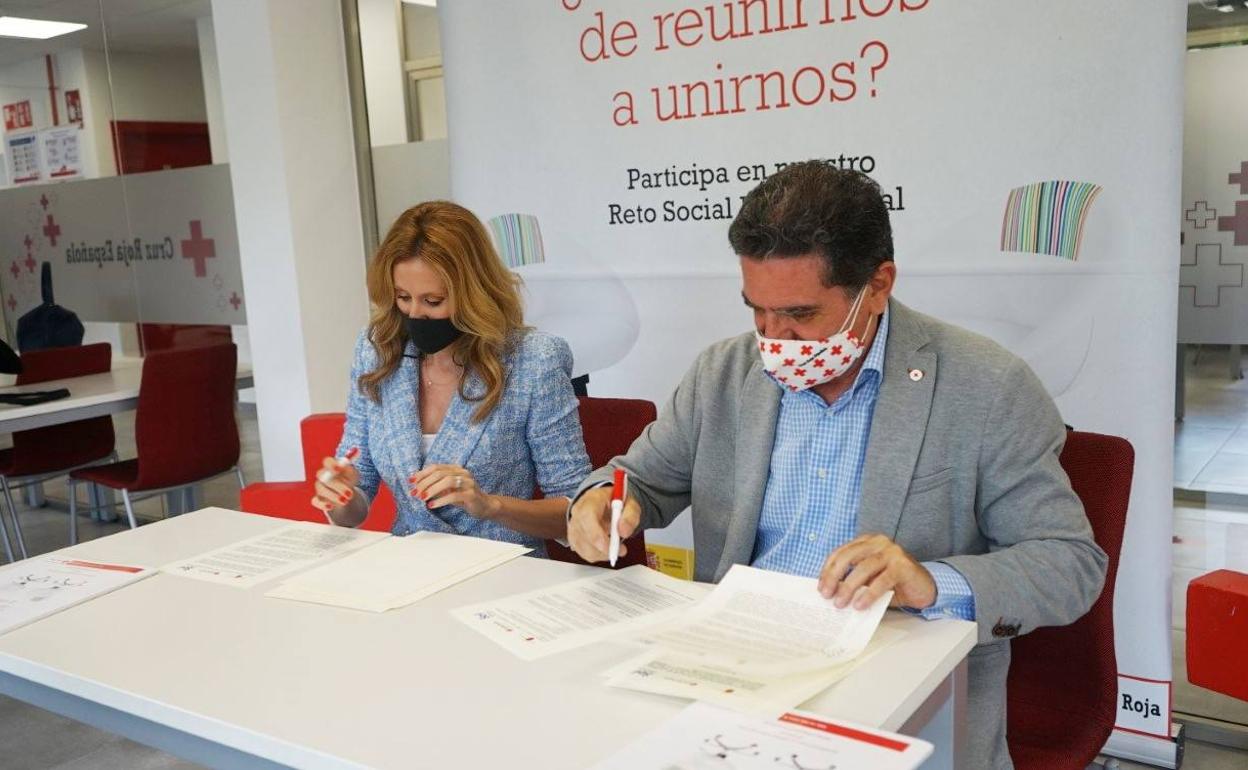 Firma de la colaboración entre Cruz Roja y el SEF. 