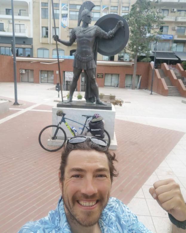 Daniel Gimeno, ante la estatua de Aquiles en Farsala, Grecia.