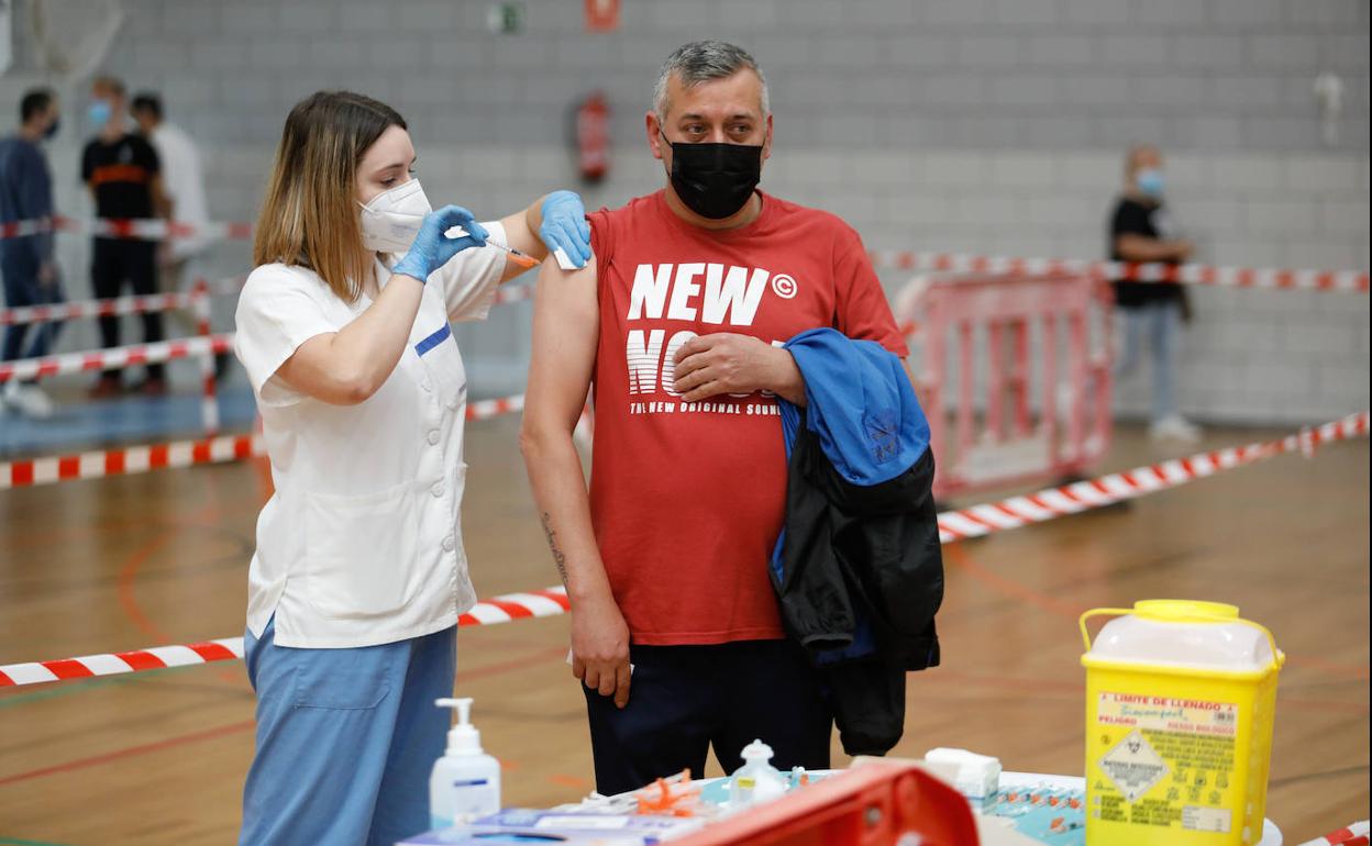 Administración de vacunas, este viernes, en el Complejo Deportivo Felipe VI de Lorca.