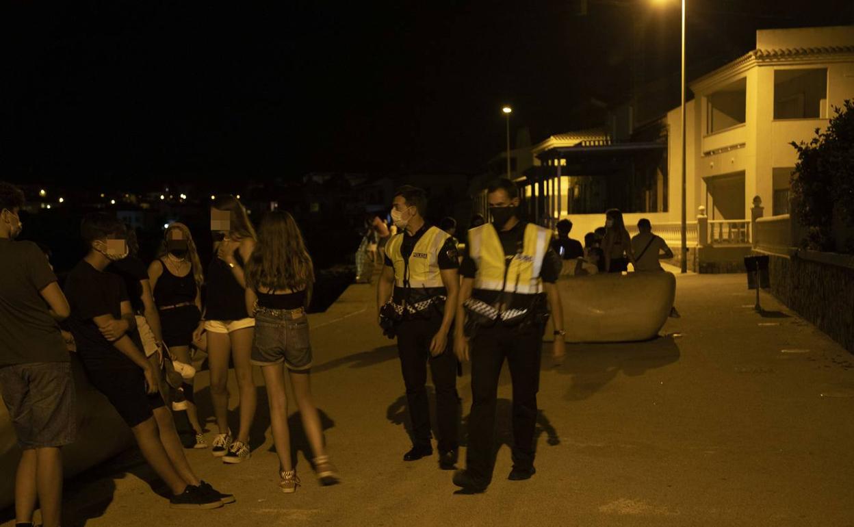 La Policía Local vigila en una imagen del pasado verano en Cabo de Palos. 