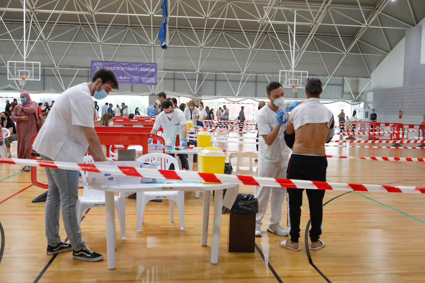 Fotos: Unas 5.000 personas ciatadas para vacunarse este viernes en Lorca