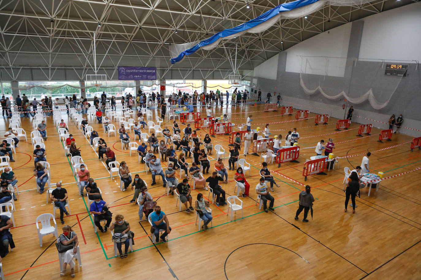 Fotos: Unas 5.000 personas ciatadas para vacunarse este viernes en Lorca