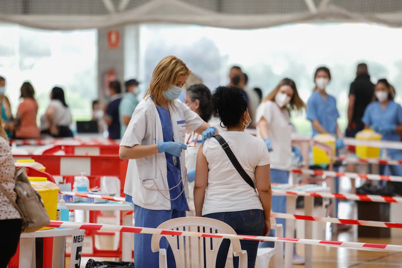 Fotos: Unas 5.000 personas ciatadas para vacunarse este viernes en Lorca