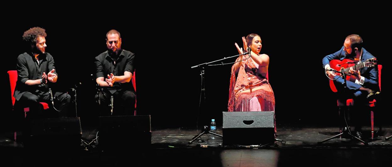 María Terremoto durante su actuación en la Cumbre Flamenca, acompañada de Nono de Jerez, Manuel Cantarote y Manuel Valencia. 