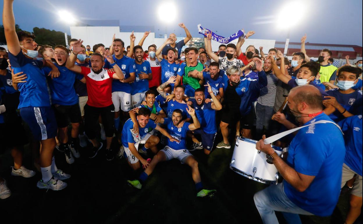 Los futbolistas del Mar Menor festejan sobre el césped de El Pitín el ascenso a Segunda RFEF