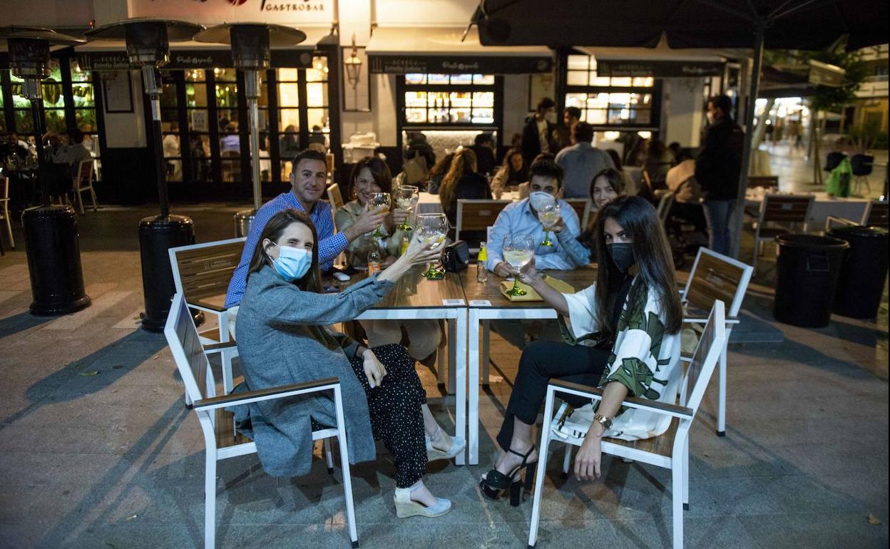Ambiente nocturno en una zona de ocio de Murcia.