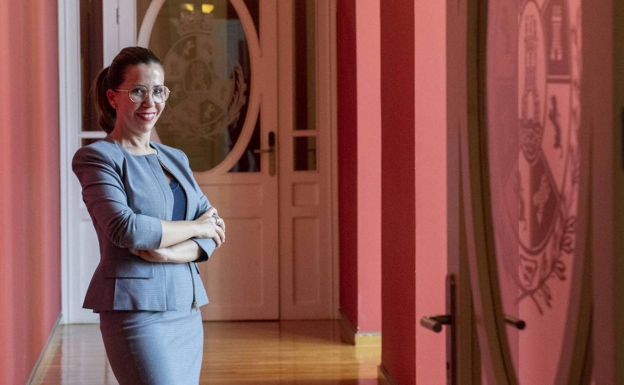 La alcaldesa, Ana Belén Castejón, en el Palacio Consistorial, junto al escudo oficial de Cartagena. 