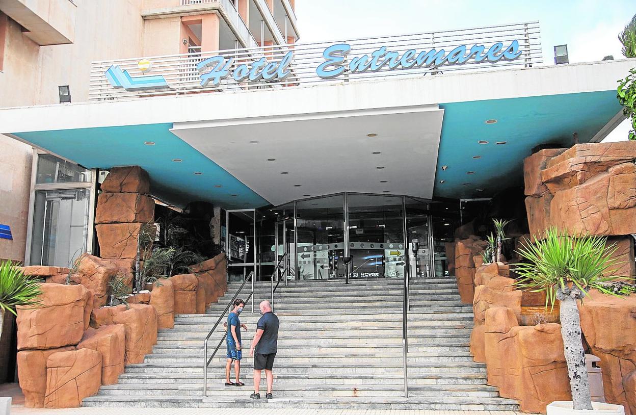 Dos clientes, en la puerta del hotel Entremares de La Manga del Mar Menor. 