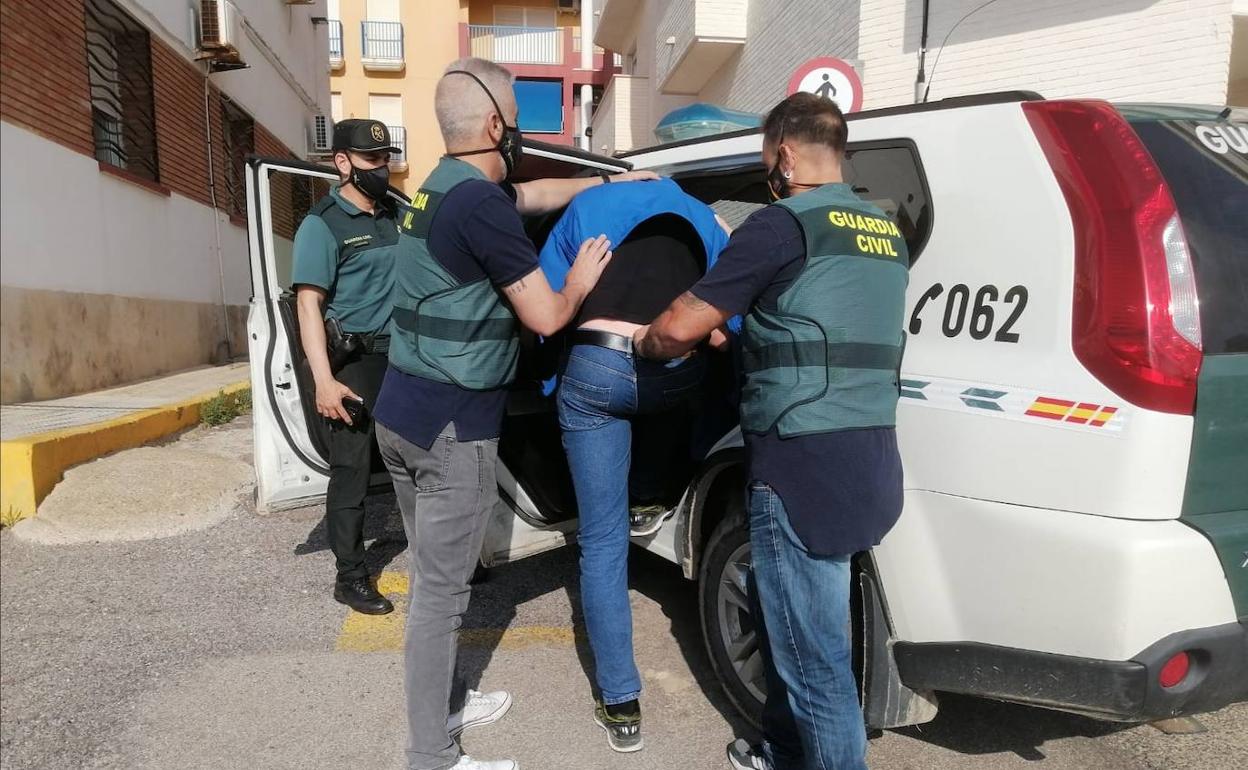 La Guardia Civil detiene al autor del robo en dos establecimientos.