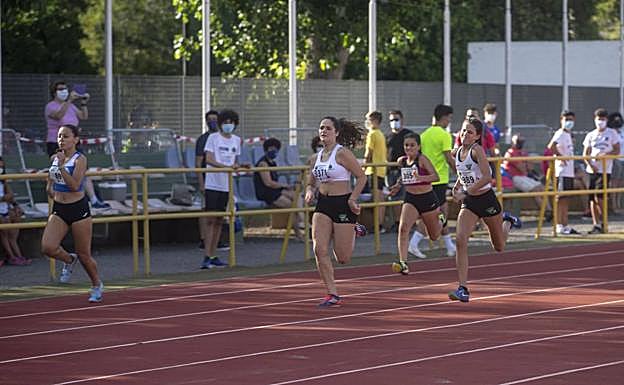 Cuatro chicas corren por el tartán de la pista municipal de atletismo, esta temporada.