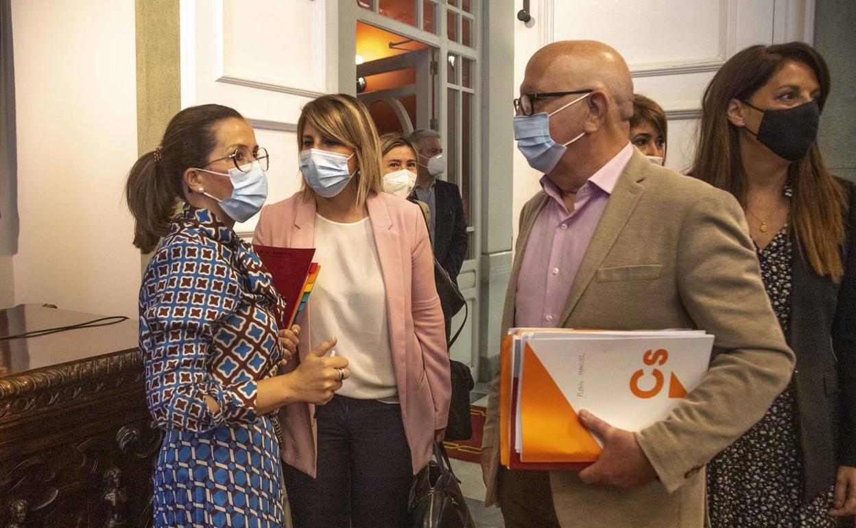 Ana Belén Castejón, Noelia Arroyo y Manuel Padín, charlando antes de un Pleno del Ayuntamiento, en mayo. 