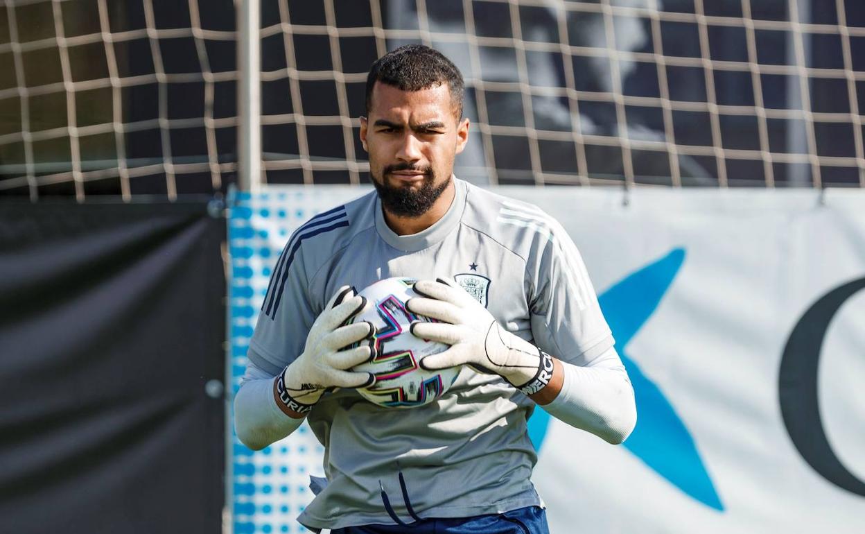 Robert Sánchez durante un entrenamiento preparatorio para la Eurocopa 2020