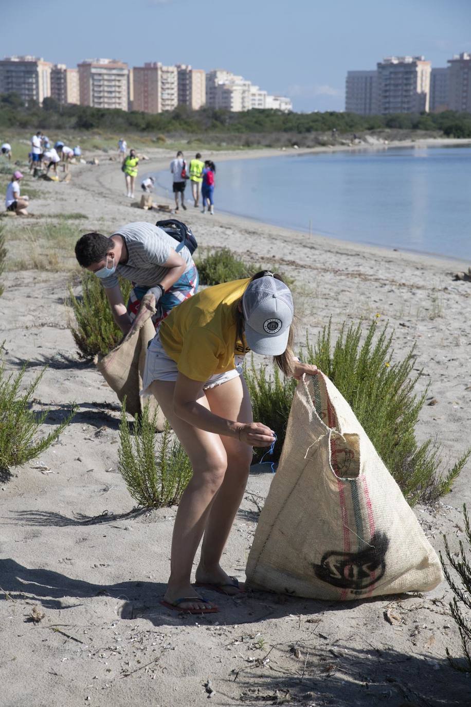 Fotos: Los voluntarios retiran 260 kilos de basura del Estacio