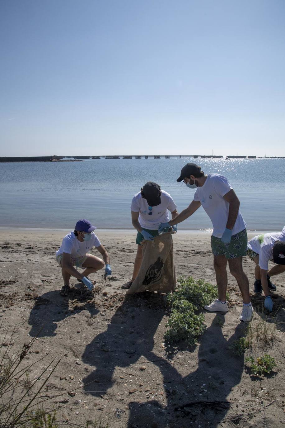 Fotos: Los voluntarios retiran 260 kilos de basura del Estacio