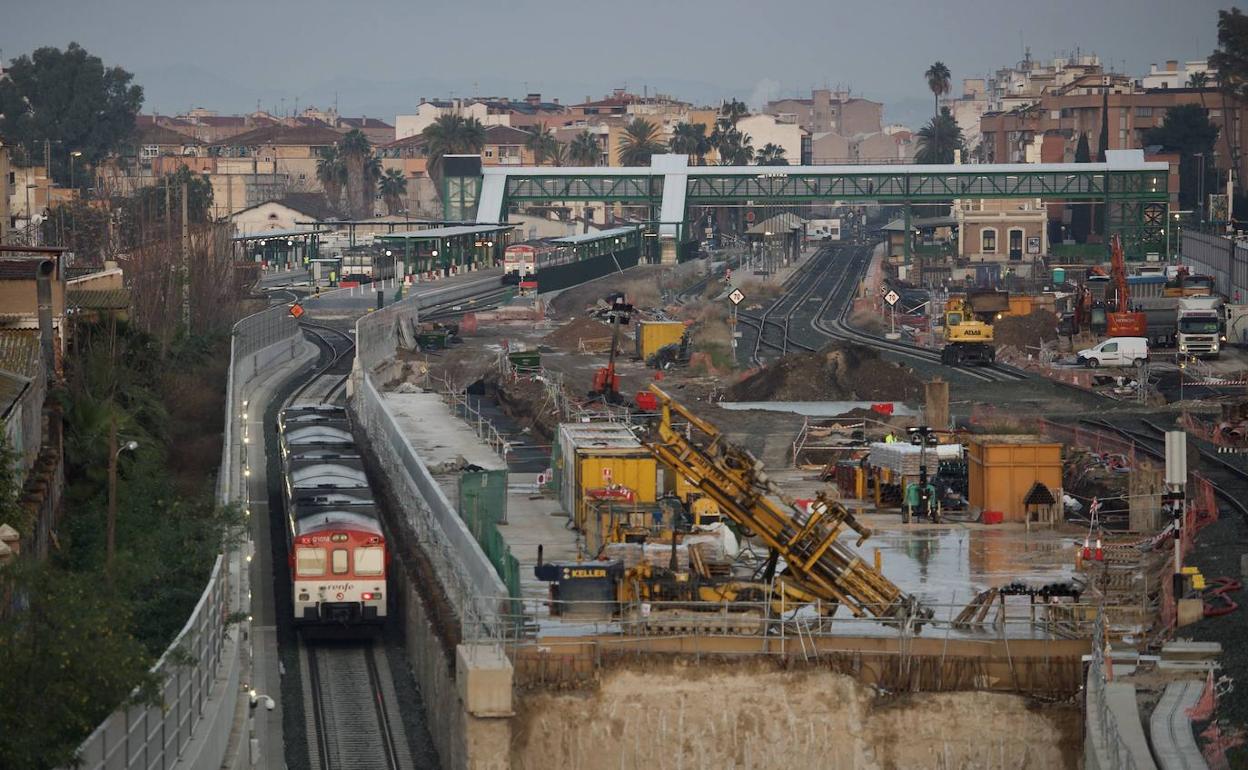Un tren inicia el tramo soterrado de la vía por donde circulará el AVE en Murcia. 