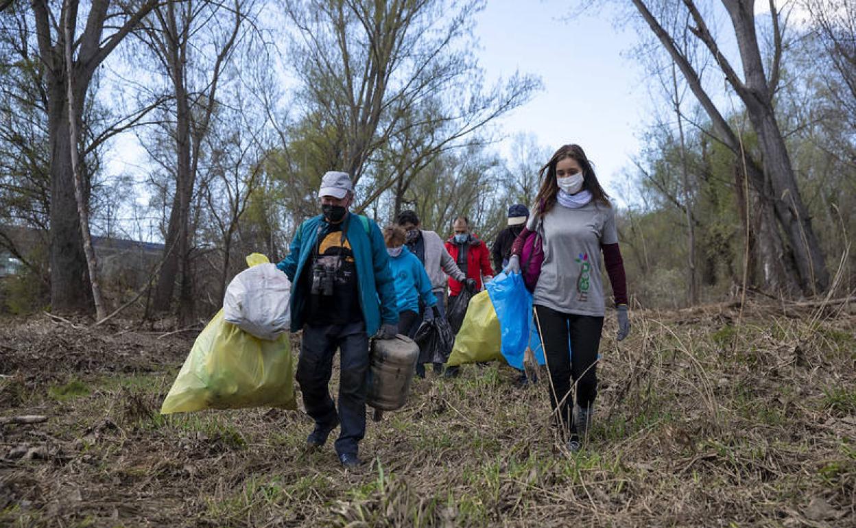 Un grupo de voluntarios durante una edición anterior de la campaña '1m2 contra la basuraleza'.