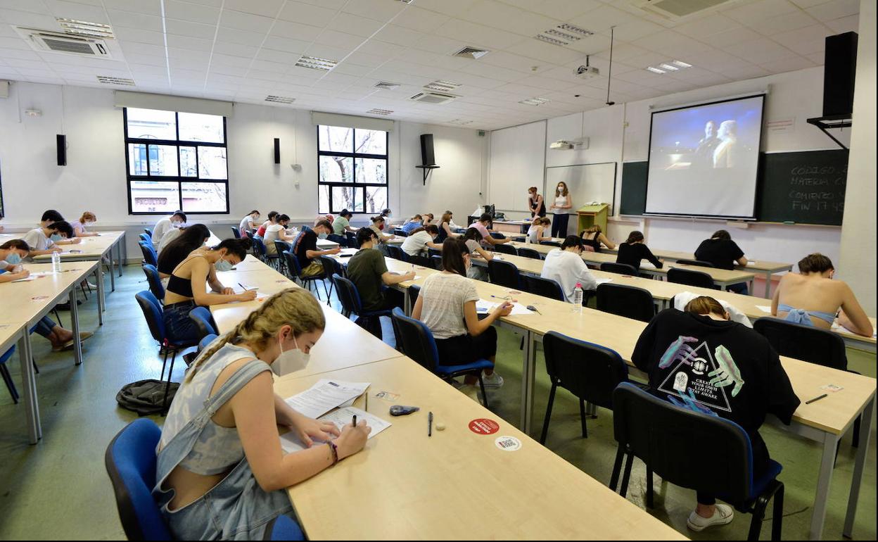 Un grupo de estudiantes realizan una de las pruebas de la Ebau, la semana pasada, en Murcia.