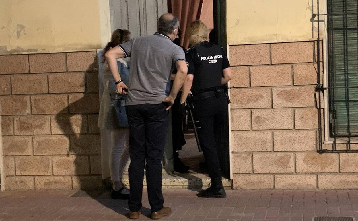 Los dueños de la casa, en la calle, aguardan a que los okupas se vayan.