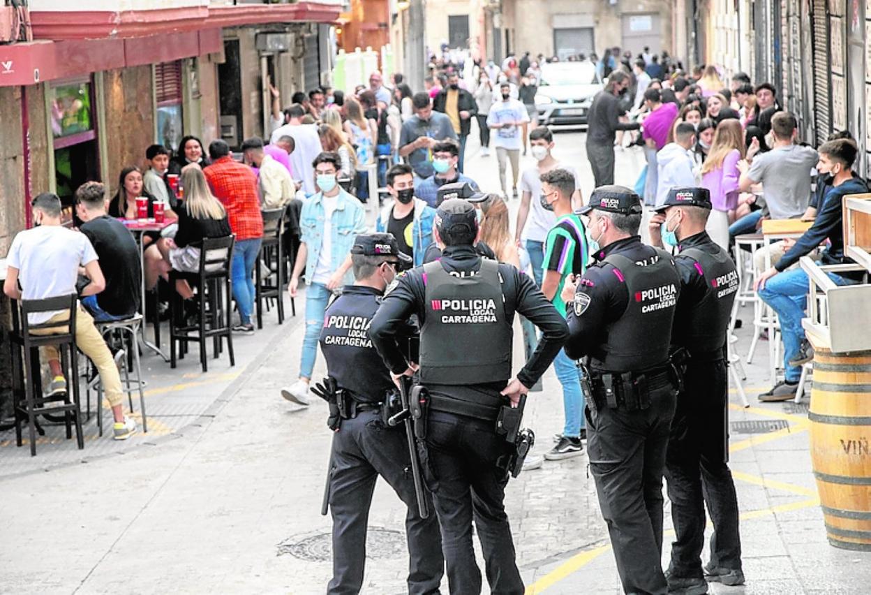 La Policía Local de Cartagena vigila una zona de bares. 