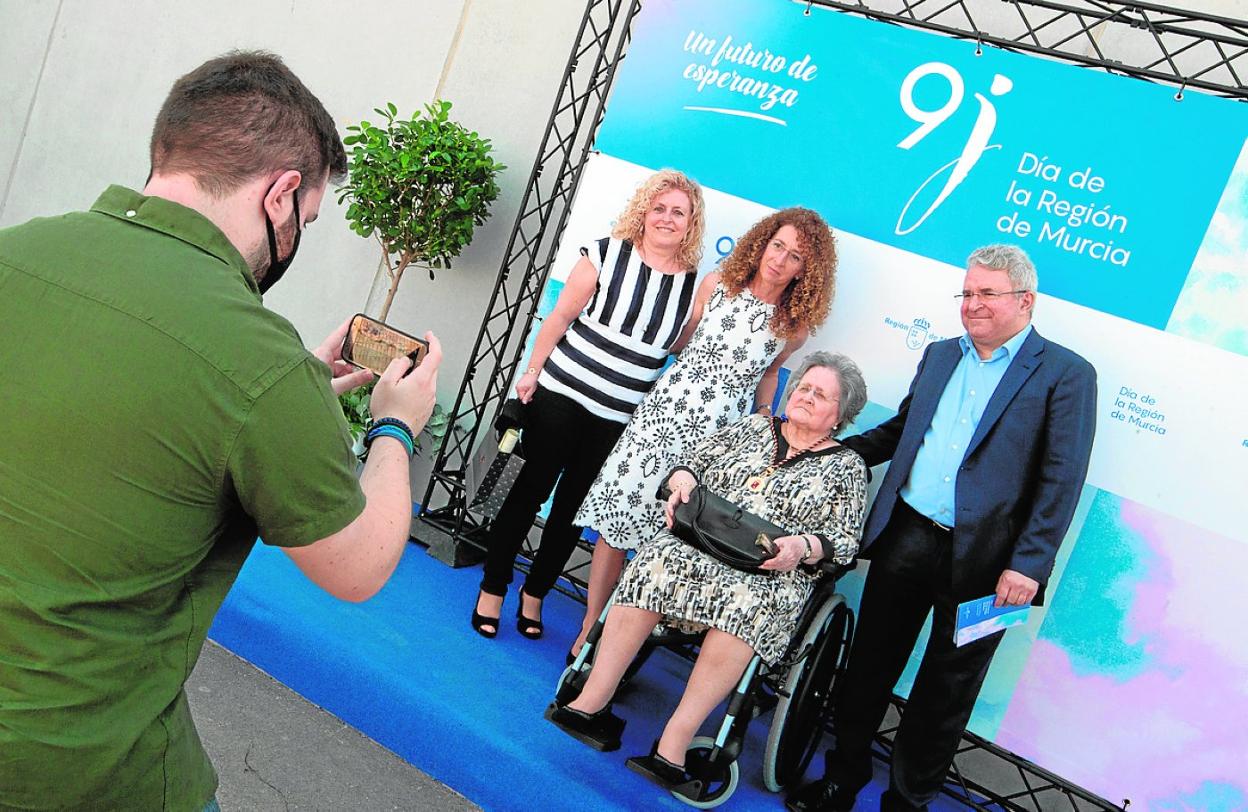 Un nieto de José Molina toma una foto a los tres hijos y la viuda del expresidente del Consejo de la Transparencia. 