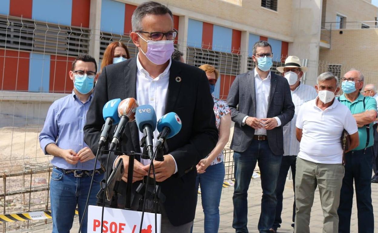 Diego Conesa durante la rueda de prensa en Algezares.
