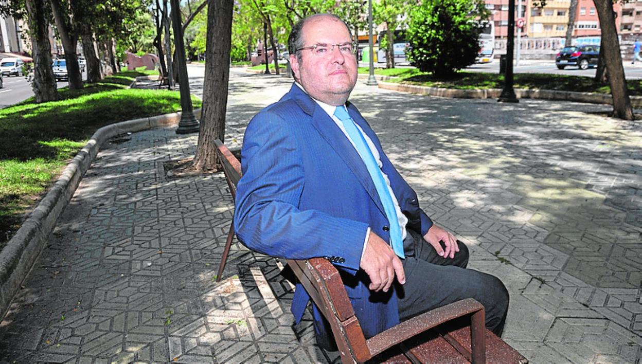 Carmelo Reverte, en el bulevar de La Alameda de Cartagena. 