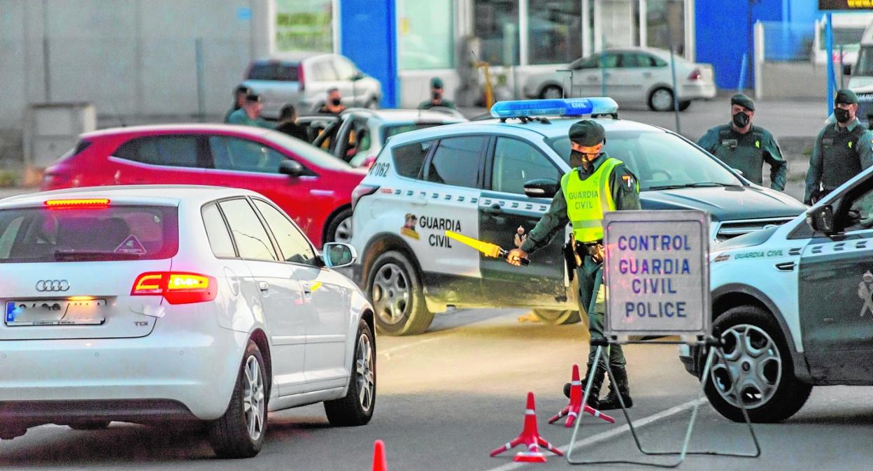 Control de la Guardia Civil en el puente viejo de Alguazas, el pasado 1 de abril, en pleno estado de alarma. 