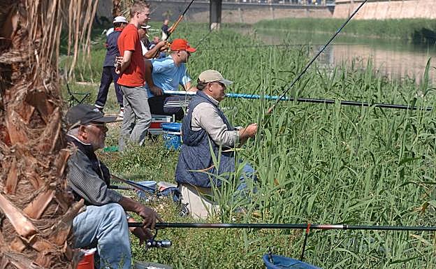 Pescadores en el río Segura.