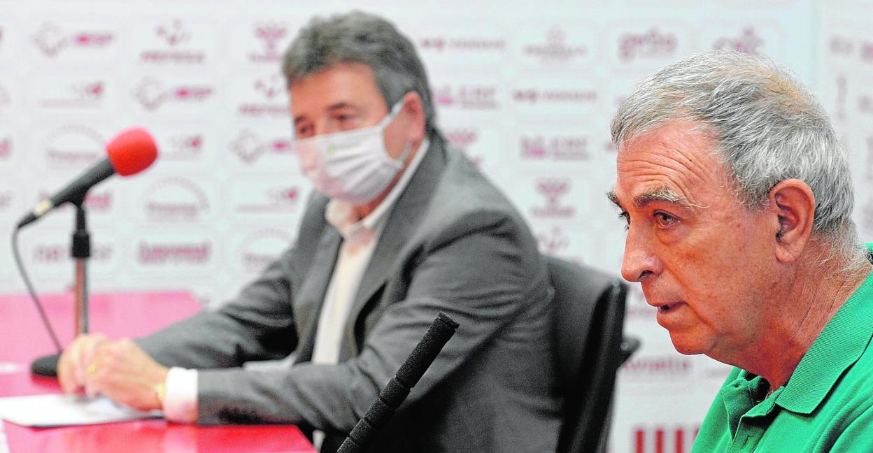 Francisco Tornel, en primer plano, el pasado 20 de mayo, en la presentación del empresario Agustín Ramos, al fondo, como nuevo máximo accionista grana. 
