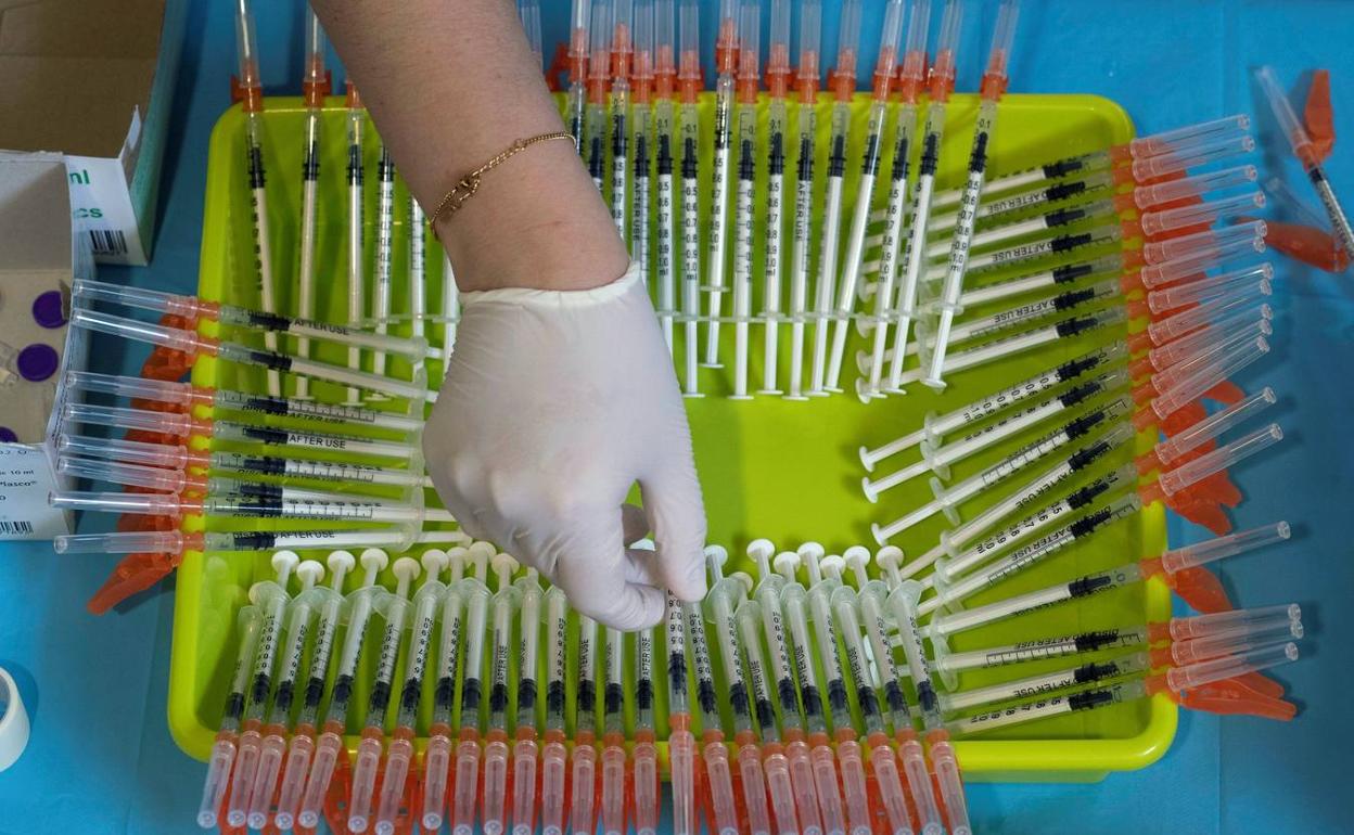 Una sanitaria prepara las vacunas en el estadio Nueva Condomina de Murcia. 