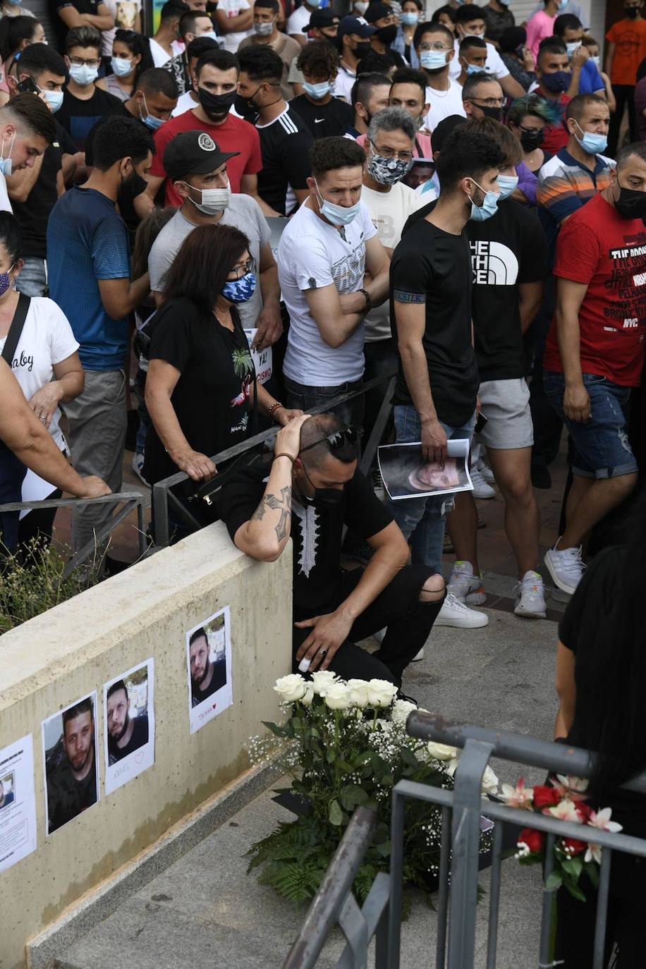 Fotos: Concentración en Mazarrón por el asesinato de Youanes Blal