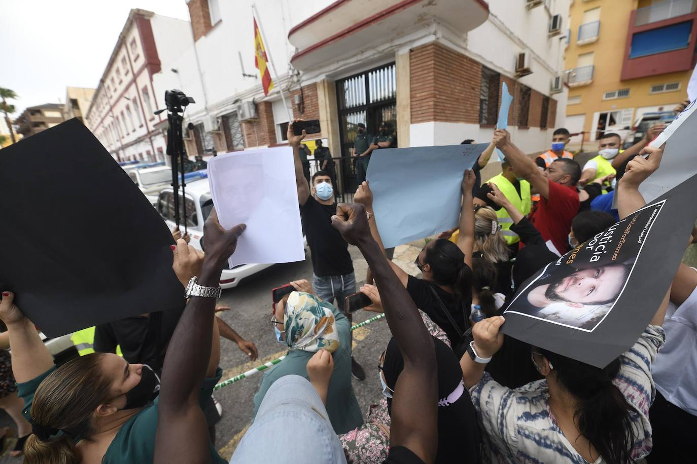 Fotos: Concentración en Mazarrón por el asesinato de Youanes Blal