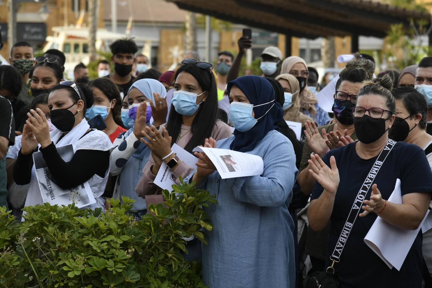 Fotos: Concentración en Mazarrón por el asesinato de Youanes Blal