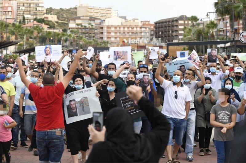 Fotos: Concentración en Mazarrón por el asesinato de Youanes Blal