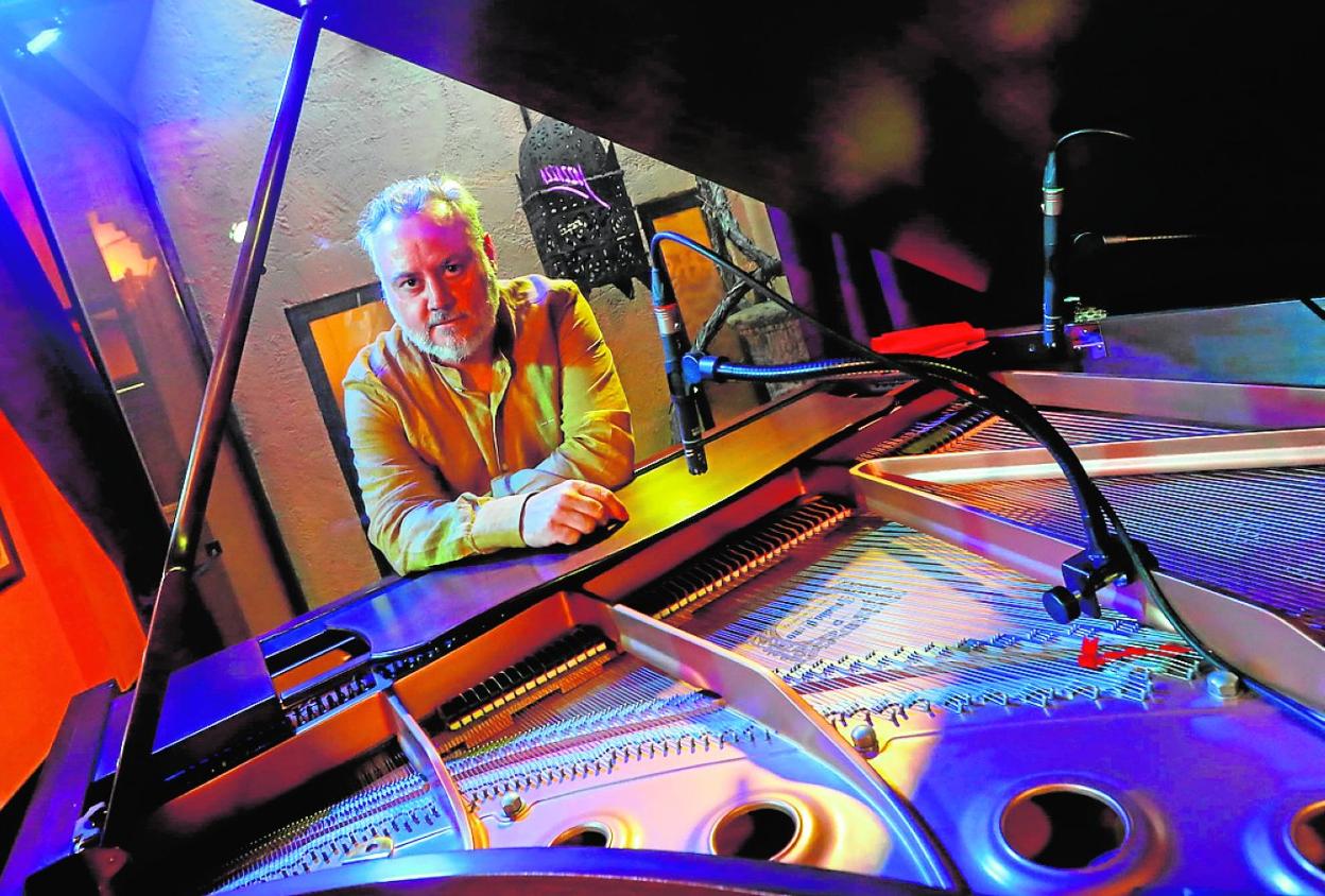 Jota Baeza en el club Jazzazza. Abajo, el cartel del ciclo 'Rejazz' de Mazarrón. 