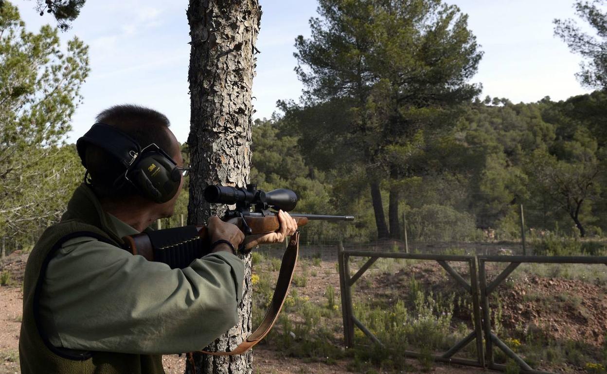 Imagen de archivo de un cazador en Sierra Espuña.