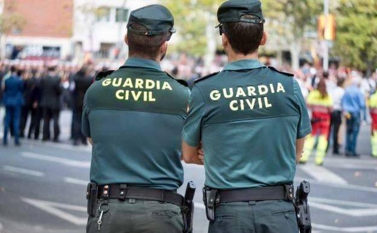 Dos agentes de la Guardia Civil, en una foto de archivo.