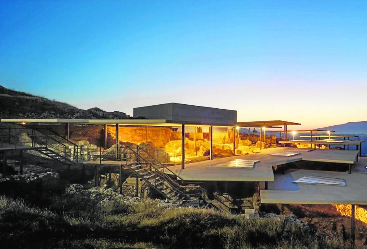 Vista nocturna del yacimiento, ya techado, de Medina Siyâsa, en Cieza. 