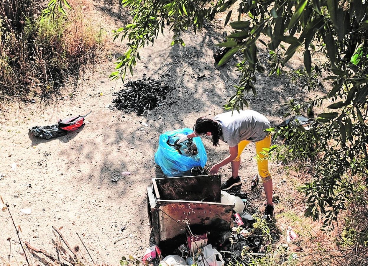 Una voluntaria recoge basura en un paraje de la Región. 