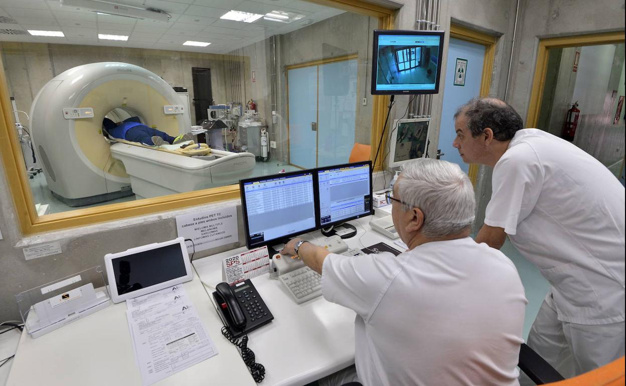 Dos sanitarios realizan una exploración PET TAC a un paciente en el hospital Virgen de la Arrixaca, en una fotografía de archivo.
