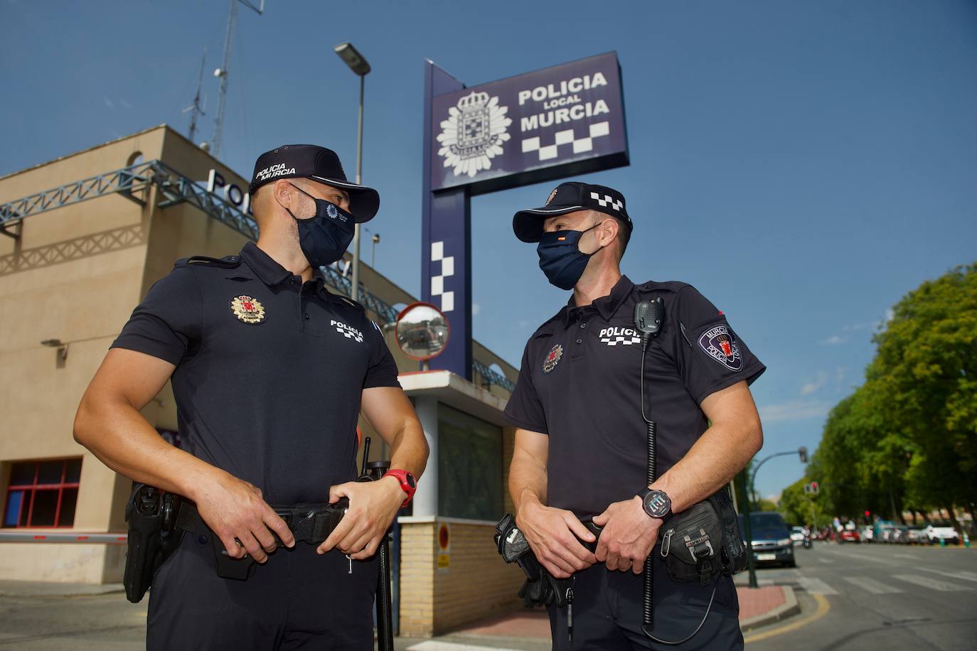 Fotos: Reconocimiento a los dos policías locales que salvaron la vida a un hombre en Murcia