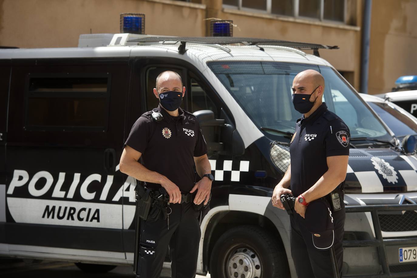 Fotos: Reconocimiento a los dos policías locales que salvaron la vida a un hombre en Murcia