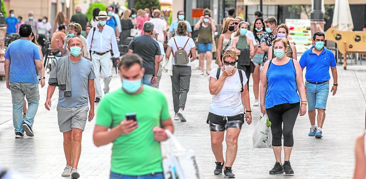 Viandantes con mascarilla circulan por el centro de Cartagena, ayer por la mañana. 